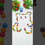 チョコレートボールを持って立つかわいい猫のアイコンを作って、楽しく食べましょう Make cute cat icons standing with chocolate balls have fun 🍫